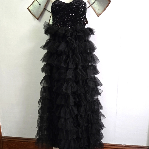 Elegant Black Ruffled Evening Gown - Picture 1 of 3